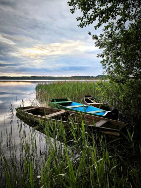 Sabah gölü olan güzel bir manzara.