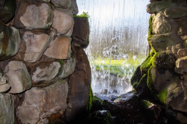 Arnhem 'deki Park Sonsbeek Şelalesi, Veluwe, Hollanda. Bu şelalenin arka tarafında yürüyebilirsin ve içini görebilirsin. Bu resim şelalenin arkasından çekildi..