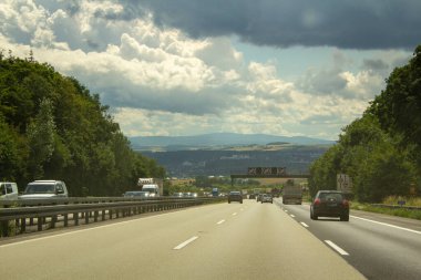 Güney Almanya 'daki dağların arasındaki otoyolda trafik var.. 