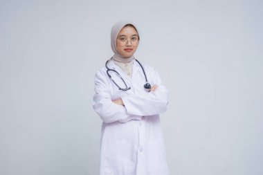 Doktor üniformalı kadın.