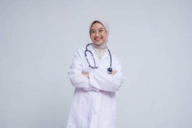 Üniformalı kadın doktor steteskopla ayakta duruyor.