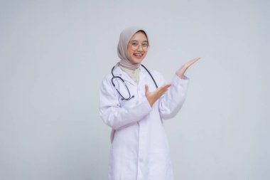 Boş alanı gösteren Asyalı kadın doktor portresi