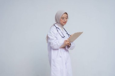 Kadın doktor elinde steteskop ve beyaz arka planda bir pano tutuyor. yüksek kaliteli fotoğraf