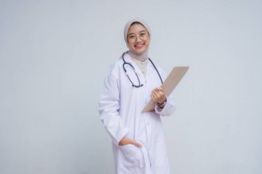 Beyaz arka planda pano ile kadın doktor