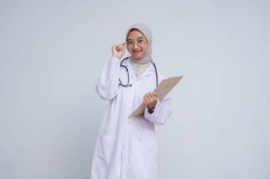 Stüdyoda steteskopu olan genç Asyalı kadın doktor.