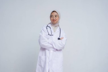 Beyaz arka planda steteskopu olan üniformalı güzel Müslüman kadın doktor. tıbbi konsept, sağlık, sağlık ve sağlık hizmetleri