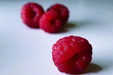 Beyaz üzerine Taze Kırmızı Ahududu.