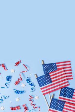 Küçük Amerikan bayrakları, mavi ve kırmızı kurdeleler ve beyaz yıldızların yer aldığı renkli süslemeler, Temmuz ayında ülke genelinde Bağımsızlık Günü kutlamaları için şenlikli bir ortam yarattı..