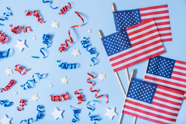Флаги США на День независимости концепция плоский фон.