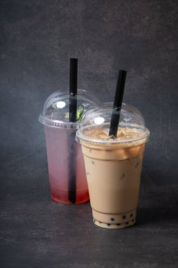 İki lezzetli köpüklü çay içeceği, biri kremalı taban ve tapyoka incileri ile birlikte otururken, diğeri meyveli bir tat ve taze nane içeriyor. Rahatlatıcı bir ikram için mükemmel..