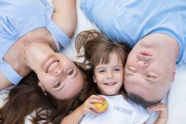 Anne, baba ve kız piknikte eğleniyorlar. Aile fotoğrafı..