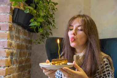 Kek ve mumla kafede güzel bir esmer..