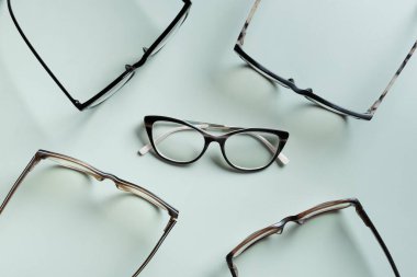 Renkli arka planda şık gözlükler. Optik mağaza, görüş testi, şık gözlük konsepti