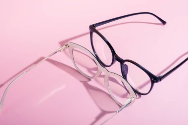 Mavi arkaplanda fotokopi alanı olan gözlük. Optik mağaza, görüş testi, şık gözlük konsepti.