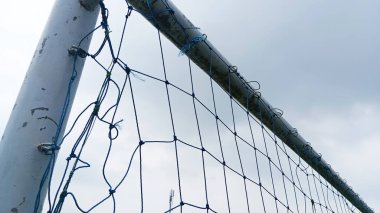 Futbol kalesi mavi ağlı beyaz..
