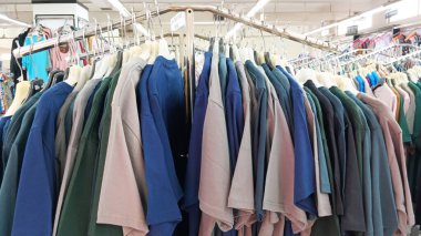 Erkek tişörtlerinin çeşitli koyu renkleri süpermarketlerde mevcuttur..