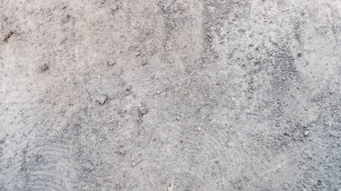 Altında ince siyah kum var..