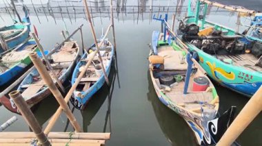 Tekneler rıhtımın kenarında..