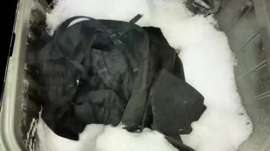 Çamaşır makineleri yıkanırken köpük üretir..