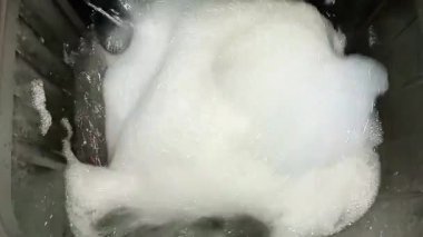 Çamaşır makinesi çoğunlukla köpüklü döner..