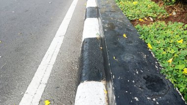Kaldırımın kenarındaki beyaz çizgi..