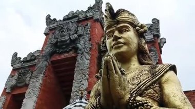 Tapınağın önündeki erkek dansçı heykeline hoş geldiniz.