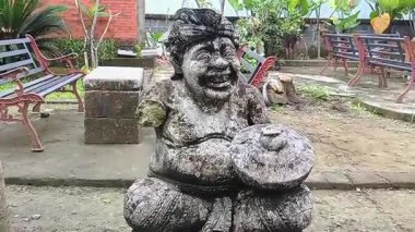 Batara Guru 'nun bir temsilcisine benzeyen bir heykel, Bali Hindu inanışlarında Shiva olarak da bilinir, ya da kapı bekçisi olarak çalışan bir Dwarapala heykeli.