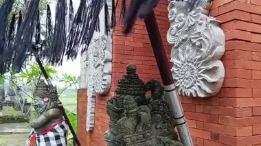 Tipik Balili mimari ve heykel, bir tapınağın veya geleneksel Bali konut kompleksinin bir parçası.