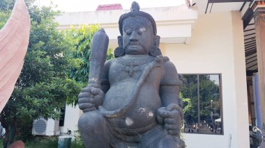 Heykele benzeyen taş heykel.