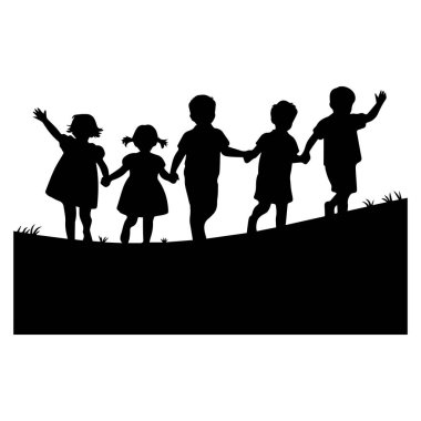 Çeşitli beş çocuk grubu el ele tutuşuyor ve siluette çimenli bir tepede birlikte yürüyorlar.