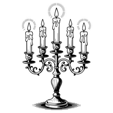 Zarif beş silahlı şamdan, mum damlatıyor ve ışık saçıyor.