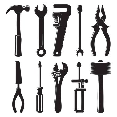 Bu görüntüde çekiç, İngiliz anahtarı, testere, tornavida, kerpeten, tokmak ve kıskaç gibi temel el aletlerinden oluşan bir çeşitlilik var. Bu araçlar genellikle tamir, inşaat ve çeşitli mekanik görevler için kullanılır. Düzenleme.