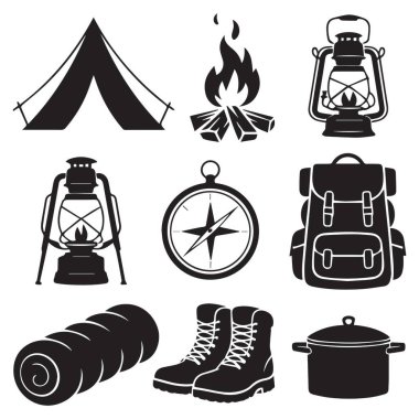Bu resim, temiz beyaz arka planda kamp ve açık hava macera malzemelerinin bir koleksiyonunu gösteriyor. Düzenleme bir çadır, kamp ateşi, fener, pusula, sırt çantası, uyku tulumu, botlar ve bir yemek tenceresi içeriyor.