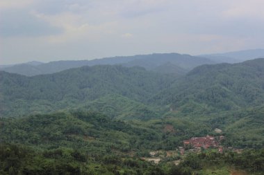 Verimli ormanlarla kaplı yeşil tepelerin güzel manzarası, vadide yuva yapmış küçük bir köy, doğal güzellikler ve yuvarlanan manzaralarla çevrili kırsal yaşamın sükunetini ve cazibesini sergiliyor.
