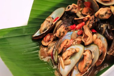 Kızarmış yiyecekler tarafından pişirilen kabuklu deniz ürünleri. Kabuklu deniz ürünleri şalgam, istiridye, midye, Union Chili içerir. Deniz ürünleri muz yaprağında savaştı. deniz ürünleri Asya 'da popüler yiyecekler