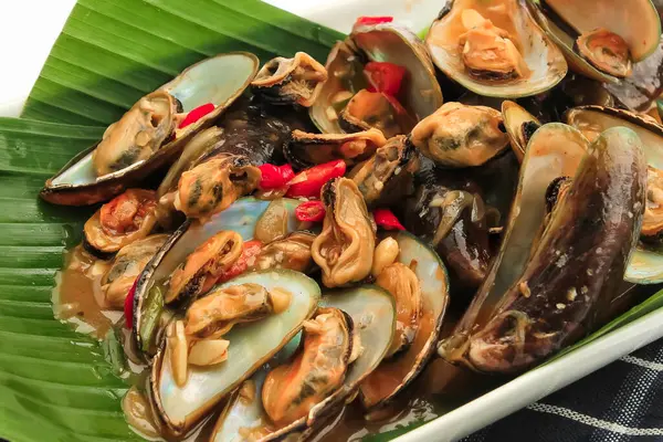 Kızarmış yiyecekler tarafından pişirilen kabuklu deniz ürünleri. Kabuklu deniz ürünleri şalgam, istiridye, midye, Union Chili içerir. Deniz ürünleri muz yaprağında savaştı. deniz ürünleri Asya 'da popüler yiyecekler