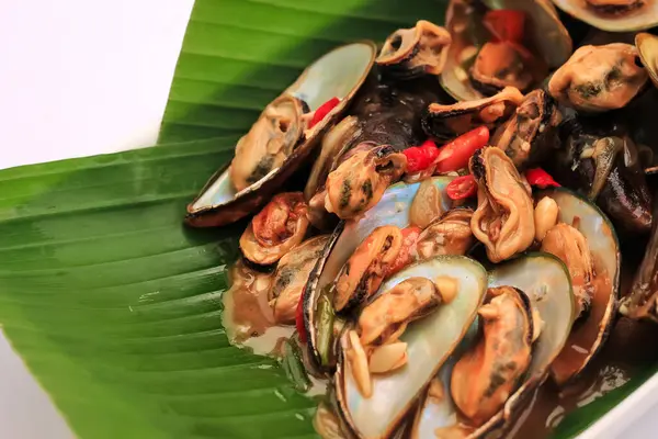 Kızarmış yiyecekler tarafından pişirilen kabuklu deniz ürünleri. Kabuklu deniz ürünleri şalgam, istiridye, midye, Union Chili içerir. Deniz ürünleri muz yaprağında savaştı. deniz ürünleri Asya 'da popüler yiyecekler