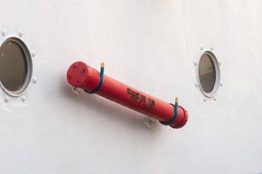 Gemideki ateş kontrol planı tehlikeli bir durumda hayat kurtarmak için turuncu renkte.