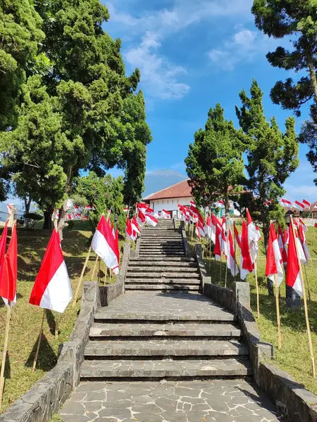 Kırmızı ve beyaz bayraklarla süslenmiş bir merdiven, solda ve sağda Endonezya bayrakları, 17 Ağustos, Endonezya bağımsızlık günü