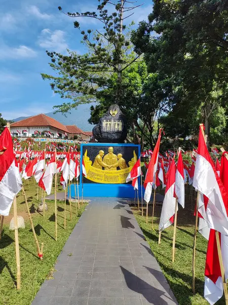 Kuningan, 22 Ocak 2025 - Linggarjati Müzakere Anıtı, milliyetçiliği ve birliği sembolize eden bağımsızlık mücadelesinin sembolleri olan düzinelerce Endonezya bayrağı ile süslendi.