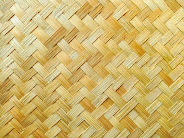 Geleneksel bambu dokusunun yakın çekimi. Doğal bej ve kahverengi tonlara sahip ayrıntılı bir iç içe geçmiş geometrik desen gösteriliyor.