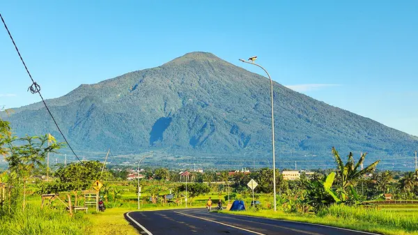Ciremai Dağı 'nın arka planında sabah manzarası ve güzel açık mavi gökyüzü.