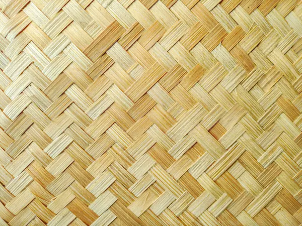 Geleneksel bambu dokusunun yakın çekimi. Doğal bej ve kahverengi tonlara sahip ayrıntılı bir iç içe geçmiş geometrik desen gösteriliyor.