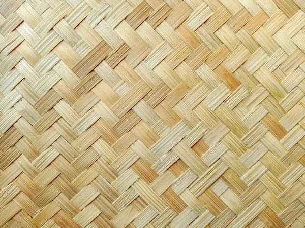 Geleneksel bambu dokusunun yakın çekimi. Doğal bej ve kahverengi tonlara sahip ayrıntılı bir iç içe geçmiş geometrik desen gösteriliyor.