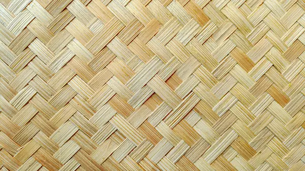 Geleneksel bambu dokusunun yakın çekimi. Doğal bej ve kahverengi tonlara sahip ayrıntılı bir iç içe geçmiş geometrik desen gösteriliyor.