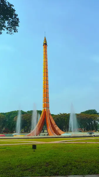 Cakarta, Endonezya, 23 Mayıs 2025 - Taman Mini Endonezya 'nın en ikonik simgelerinden biri olan mavi gökyüzü ile Pancasila Alev Anıtı' nın (tugu api pancasila) manzarası (TMII).