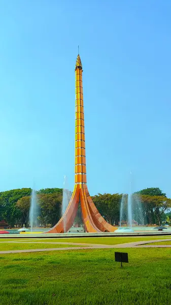 Cakarta, Endonezya, 23 Mayıs 2025 - Taman Mini Endonezya 'nın en ikonik simgelerinden biri olan mavi gökyüzü ile Pancasila Alev Anıtı' nın (tugu api pancasila) manzarası (TMII).