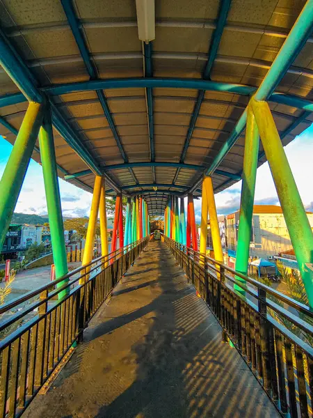 Kuningan 15 Ağustos 2024 - Pedestrian Köprüsü (JPO) Sabah Parlak Güneş Işığıyla