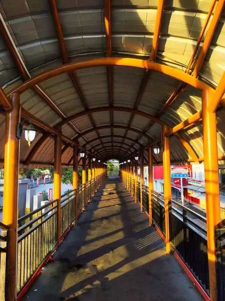 Kuningan 15 Ağustos 2024 - Pedestrian Köprüsü (JPO) Sabah Parlak Güneş Işığıyla