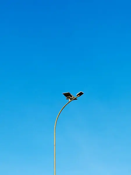 Açık Mavi Gökyüzüne Karşı Sokak Işığı